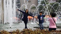 Warga kembali memadati kegiatan car free day di kawasan Sudirman-Thamrin, Jakarta, Minggu (16/6/2019).