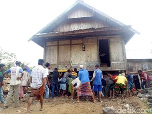 Foto: Tradisi Unik NTB, Angkat Rumah Ramai-ramai