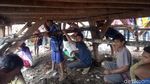 Foto: Tradisi Unik NTB, Angkat Rumah Ramai-ramai