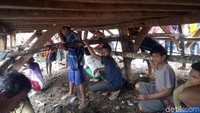 Dalam prosesinya, proses hanta uma ini harus dilakukan oleh banyak orang hingga mencapai puluhan orang. Setiap orang mengambil bagian masing-masing. (Faruk Nickyrawi/detikcom)