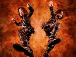 Aksi Keren Si Kembar yang Hobi Cosplay