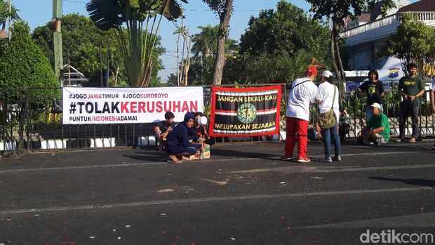 Spanduk Tolak Kerusuhan Hiasi Sudut Kota  Surabaya 