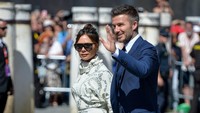 Victoria dan David Beckham adalah ikut hadir di pernikahan Sergio Ramos. Namun, busana yang dikenakan mantan anggota Spice Girls itu tak sesuai dengan aturan. Foto: (Aitor Alcalde/Getty Images)