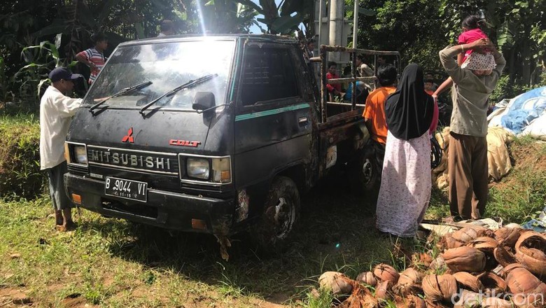 Pikap Angkut 9 Orang Nyemplung Sungai di Jember, Satu Tewas Pikap Angkut 9 Orang Nyemplung Sungai di Jember, Satu Tewas