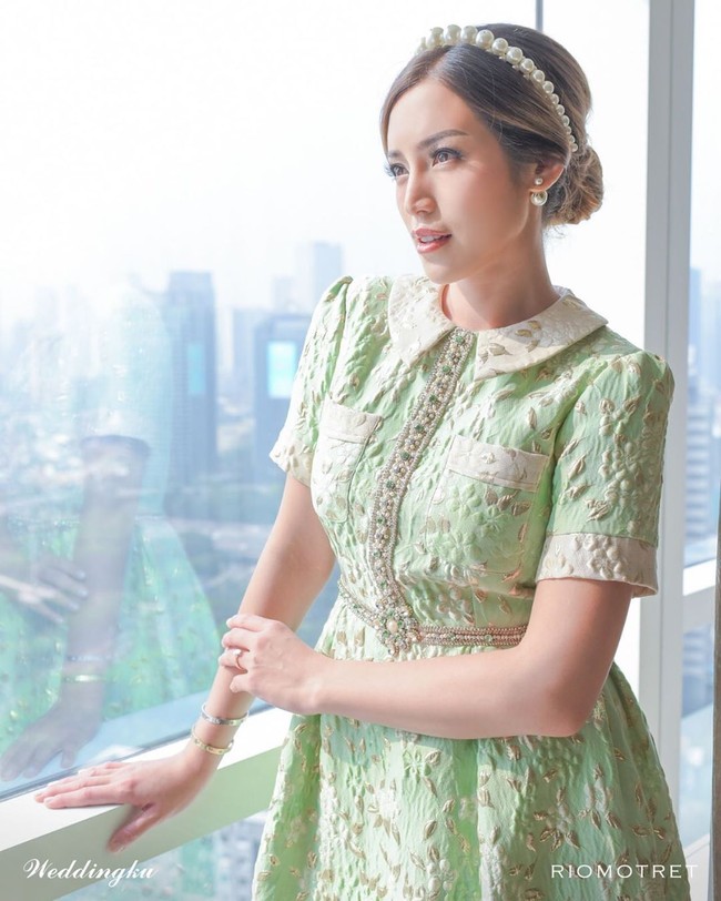 Presenter dan aktris 31 tahun ini berganti busana untuk konferensi pers bersama media setelah melangsungkan pertunangan. Ia kembali mengenakan gaun koleksi Sebastian Gunawan, dari label Sebastian Red. Foto: Instagram/@inijedar