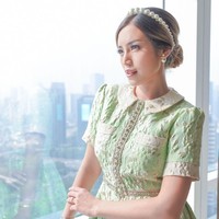 Presenter dan aktris 31 tahun ini berganti busana untuk konferensi pers bersama media setelah melangsungkan pertunangan. Ia kembali mengenakan gaun koleksi Sebastian Gunawan, dari label Sebastian Red. Foto: Instagram/@inijedar