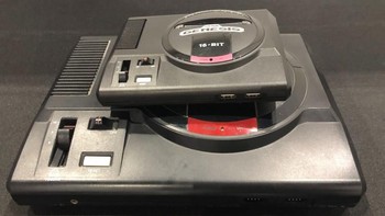 Konsol ini mempunyai slot cartridge yang benar-benar bisa dibuka tutup, lengkap dengan tombol on/off dan reset mekanik. Foto: Game Informer