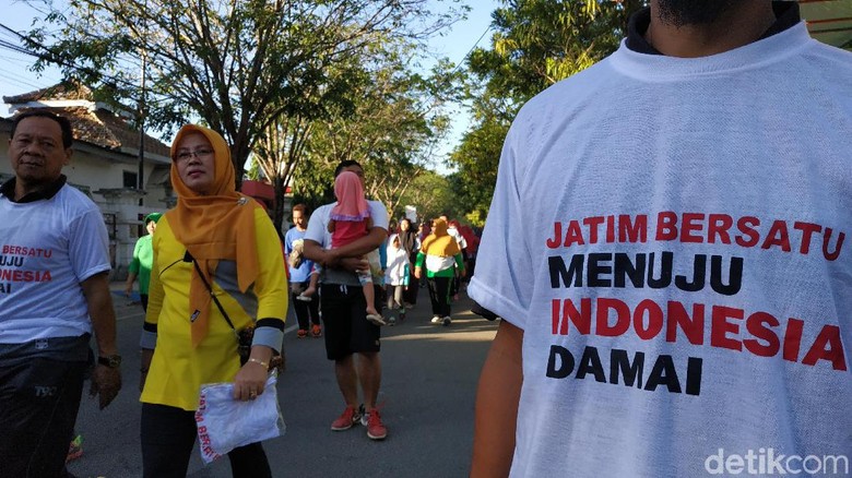 Jalan Sehat Hingga Senam Massal Warnai Aksi Tolak Kerusuhan Jalan Sehat Hingga Senam Massal Warnai Aksi Tolak Kerusuhan