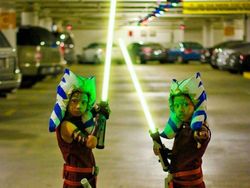 Aksi Keren Si Kembar yang Hobi Cosplay