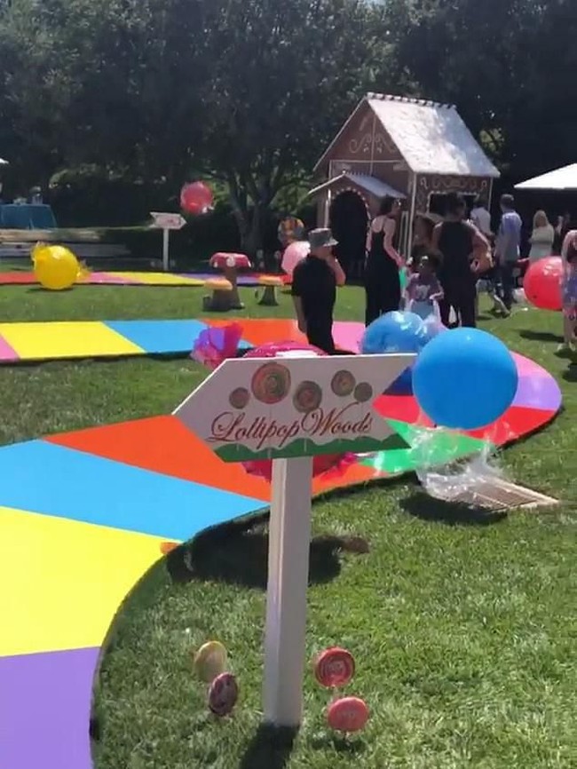 Pesta ini berlangsung di kediaman mewah Kardashian di Bel Air, yang nilainya seharga US$ 60 juta atau setara Rp 861 miliar. Foto: Instagram/@kimkardashian