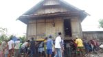 Foto: Tradisi Unik NTB, Angkat Rumah Ramai-ramai