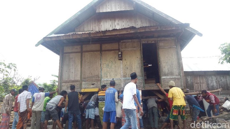 Uniknya Indonesia, Punya Tradisi Angkat Rumah