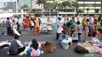 Di tengah ramainya car free day juga terlihat Pasukan Oranye sedang membersihkan kawasan Sudirman-Thamrin.