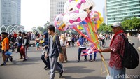Para PKL berjualan berkeliling di kawasan bebas kendaraan bermotor tersebut.