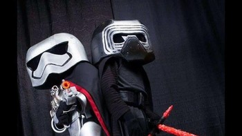 Aksi keduanya menjadi Captain Phasma dan Kylo Ren dari film Star Wars: The Force Awakens. Foto: Chihiro and Chieko via Bored Panda
