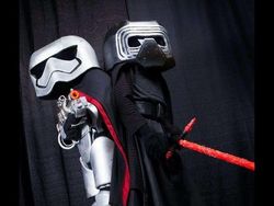 Aksi Keren Si Kembar yang Hobi Cosplay