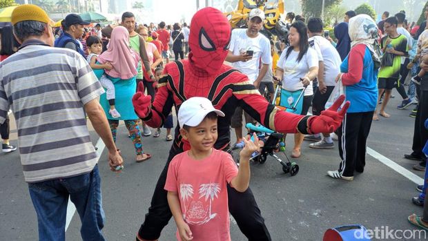 'Spiderman' hingga 'Bumble Bee' Beraksi di CFD Bundaran HI