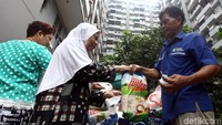 Di pasar murah tersebut warga dapat membeli beragam kebutuhan pokok mulai dari beras, telur, daging sapi, daging ayam, hingga susu dengan harga yang terjangkau.