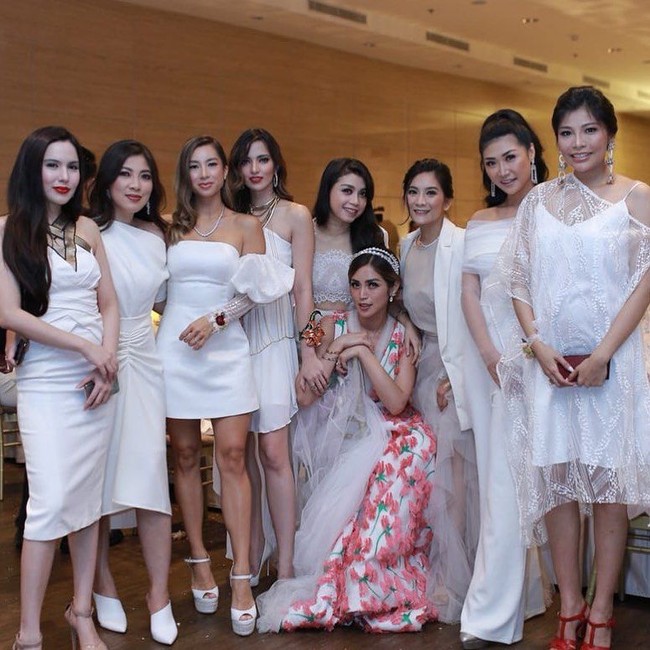 Nia Ramadhani sendiri yang sudah sering kena nyinyir netizen memilih tidak membalas komentar pengguna Instagram tersebut. Baru-baru ini pembawa acara Ngopi Dara di Trans TV itu juga banjir kritikan netizen saat memamerkan gaya busananya saat Lebaran. Foto: Instagram @ramadhaniabakrie