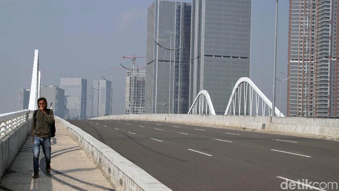 Pulau reklamasi di Jakarta kembali jadi sorotan masyarakat. Hal itu karena izin mendirikan bangunan (IMB) untuk pulau tersebut tiba-tiba terbit.