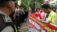 Mereka melakukan aksi damai di kantor Komnas HAM di Jakarta, Senin (17/6/2019).