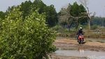 Potret Perjuangan Warga Muara Gembong Lintasi Jalan Rusak