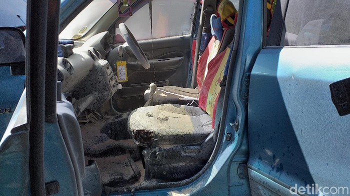 Mobil Mantan Anggota Dewan Terparkir di DPRD Surabaya Terbakar