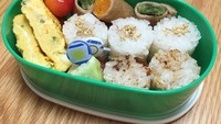  Tak melulu bento karakter, kalau anak sudah usia Sekolah Dasar bisa buatkan bento yang simpel tapi tetap menarik. Sertakan lauk favorit si kecil. Foto : instagram @kaolytoly