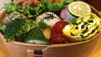 Membawakan bekal untuk anak jangan hanya mengandalkan sisi praktis saja tapi juga harus lengkap dan bernutrisi. Bento yang satu ini contohnya, ada nasi, lauk dan sayuran lengkap. Foto : instagram @ribbonhart