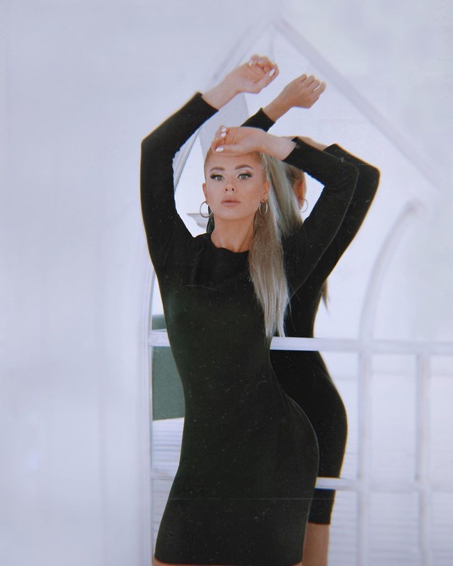 Cara mainnya adalah secara bergantian wanita akan saling menampar bokong. Di situlah diuji bagaimana kekuatan bokong serta keseimbangan tubuh. Jika terjatuh, maka dia akan kalah.  Foto: Instagram