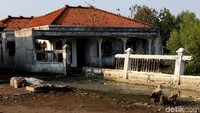 Beberapa warga Kampung Beting ada yang sudah mulai meninggalkan rumah dan daerahnya karena tak tahan menghadapi kenyataan abrasi. Tapi, ada juga yang tetap memilih untuk bertahan.