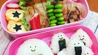 Salah satu tips membuat onigiri adalah gunakan nasi yang pulen dan buat saat nasi masih hangat. Kepalkan hingga padat sebelum dicetak dan disajikan. Foto : instagram @etoile.k.etoile