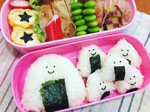 Contek 10 Ide Onigiri Bento ini Buat Bekal Sekolah si Kecil