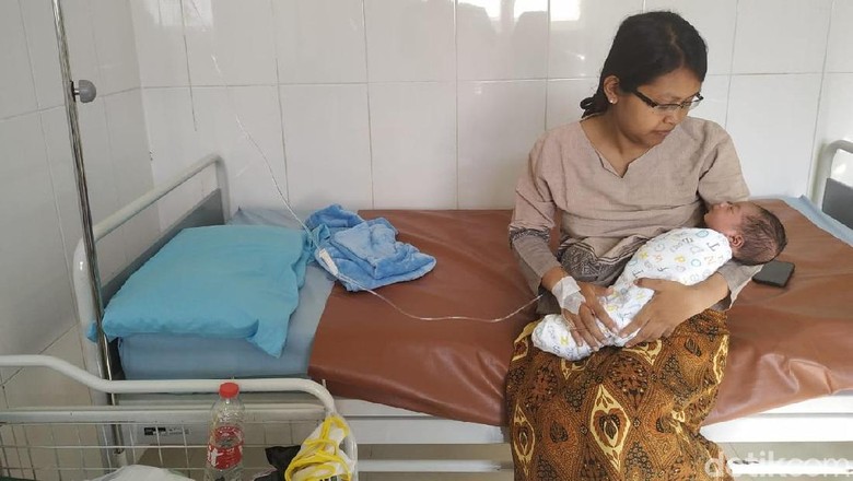 Seorang Ibu Melahirkan di Halaman Apotek di Semarang Seorang Ibu Melahirkan di Halaman Apotek di Semarang
