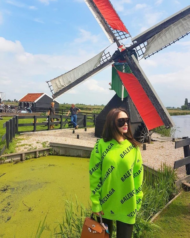 Sweater yang sama hanya saja dalam warna berbeda juga dipakai pedangdut Zaskia Gotik yang sedang liburan bersama Ayu Tingting ke Eropa. Berpose dengan latar belakang kincir angin khas Belanda, pedangdut yang dikenal dengan goyang itiknya itu terlihat memakai sweater Balenciaga hijau. Dia juga menenteng tas Hermes Birkin seharga ratusan juta rupiah. Foto: Instagram @zaskia_gotix