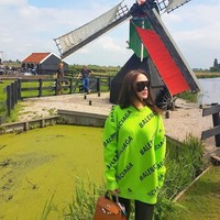Sweater yang sama hanya saja dalam warna berbeda juga dipakai pedangdut Zaskia Gotik yang sedang liburan bersama Ayu Tingting ke Eropa. Berpose dengan latar belakang kincir angin khas Belanda, pedangdut yang dikenal dengan goyang itiknya itu terlihat memakai sweater Balenciaga hijau. Dia juga menenteng tas Hermes Birkin seharga ratusan juta rupiah. Foto: Instagram @zaskia_gotix