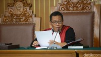 Hakim praperadilan Agus Widodo menyatakan permohonan praperadilan yang terdaftar di kepaniteraan Pengadilan Negeri Jakarta Selatan nomor perkara 48/Pid.Pra/2019/PN.JKT.SEL dinyatakan dicabut.
