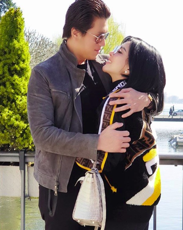 Sejak menikah dengan Reino Barack di bulan Februari lalu, Syahrini dan Reino pun sering bepergian berdua. (princessyahrini/Instagram) Sejak menikah dengan Reino Barack di bulan Februari lalu, Syahrini dan Reino pun sering bepergian berdua. (princessyahrini/Instagram)