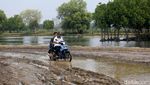 Potret Perjuangan Warga Muara Gembong Lintasi Jalan Rusak