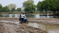 Kondisi jalan di kawasan Kampung Blacan, Pantai Mekar, Muara Gembong, Kabupaten Bekasi, nampak sangat memprihatinkan. Beginilah kondisi jalan disebuah desa yang tak terlalu jauh dari Ibu Kota.