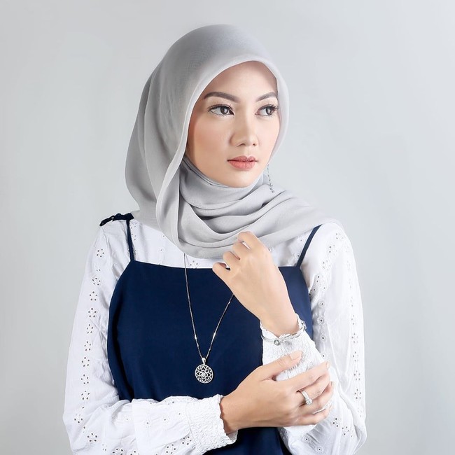 Berdasarkan berbagai postingan foto di Instagramnya, Diandra kerap tampil manis dengan mengenakan gaya hijab yang simpel dan polos. Ia kerap memakai hijab dengan bahan katun paris yang kasual. Foto: Instagram @diandragautama