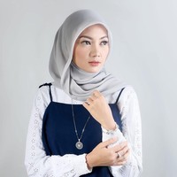 Berdasarkan berbagai postingan foto di Instagramnya, Diandra kerap tampil manis dengan mengenakan gaya hijab yang simpel dan polos. Ia kerap memakai hijab dengan bahan katun paris yang kasual. Foto: Instagram @diandragautama