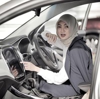 Sebelum memutuskan untuk berhijab, Diandra awalnya ragu mengingat profesinya sebagai pembalap. Seiring berjalannya waktu, ia pun mulai rutin mengikuti kajian bersama ibunya hingga akhirnya memantapkan diri untuk berhijab pada 2017 Foto: Instagram @diandragautama