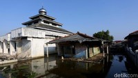 Suasana rumah warga yang hancur akibat dari dampak abrasi di Kampung Beting, Desa Pantai Bahagia, Muara Gembong, Bekasi, Jawa Barat, Senin (17/6/2019).
