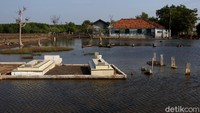 Di sisi lain, perubahan iklim memiliki dampak nonmaterial yang tak kalah relevan bisa menghambat keberlanjutan hidup manusia. Ia sanggup memudarkan kapabilitas manusia untuk mengalami kondisi sejahtera lahir dan batin.