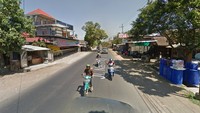 Kemudian si pemotor terlihat merogoh saku jaket kirinya mengambil HP. Foto: Google