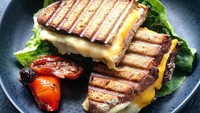 Penyuka keju bisa menyelipkan keju natural dalam roti hingga leleh saat dipanggang. Nyam! Foto : Instagram @genuss_pur