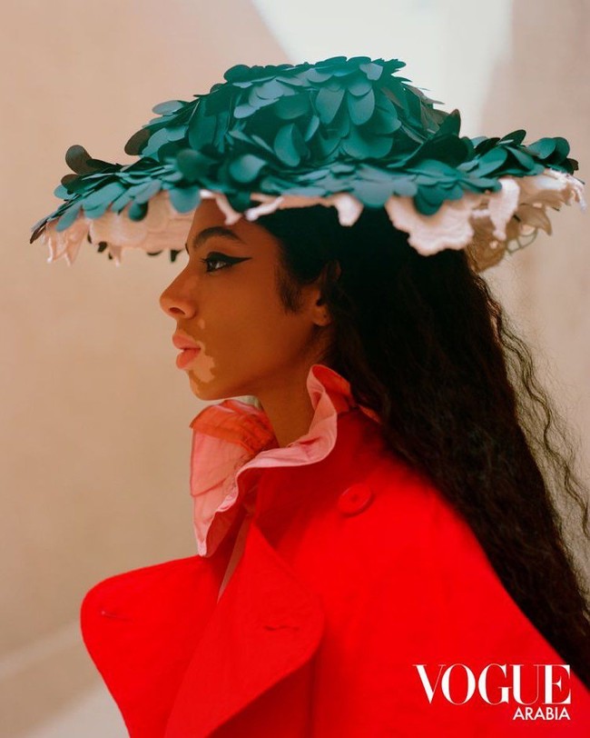 Dalam kiprahnya sebagai model, Shahad Salman baru-baru ini didapuk sebagai model kampanye untuk ritel belanja online barang branded, Farfetch. Dia tampil memakai sejumlah baju karya desainer dunia. Foto: Instagram @5sunshine1, Vogue Arabia