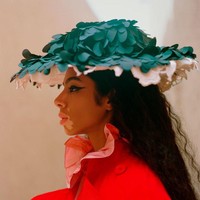 Dalam kiprahnya sebagai model, Shahad Salman baru-baru ini didapuk sebagai model kampanye untuk ritel belanja online barang branded, Farfetch. Dia tampil memakai sejumlah baju karya desainer dunia. Foto: Instagram @5sunshine1, Vogue Arabia