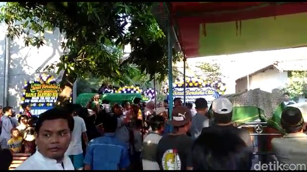 Pemakaman tiga jenazah korban kecelakaan di Tol Cipali. 